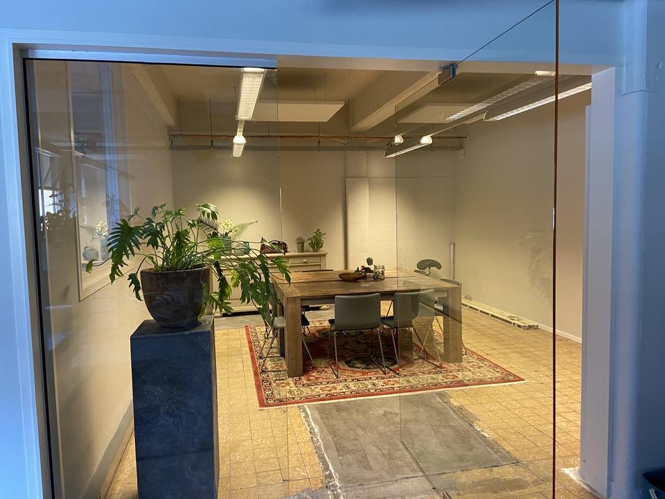 Meeting room with a long table and daylight